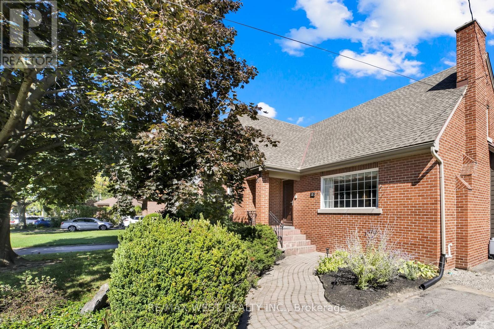 31 Lower Horning Rd, Hamilton, ON L8S 3E9