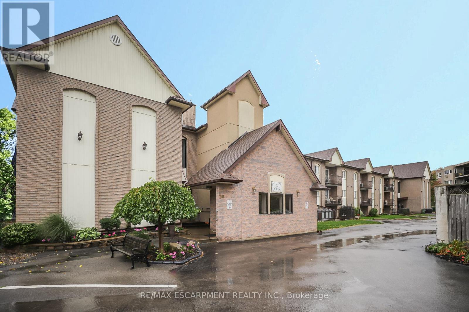 202 20 John St, Grimsby, ON L3M 1X5