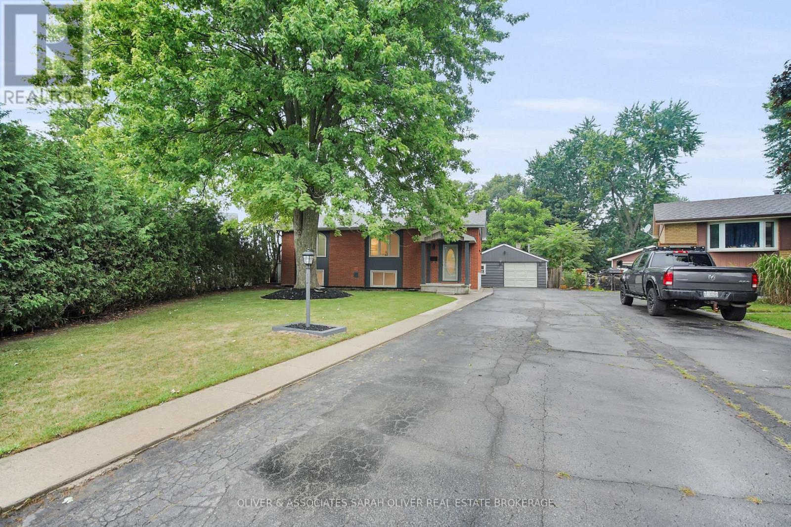 15 Kenwood Cres, London, ON N5Y 3Z9