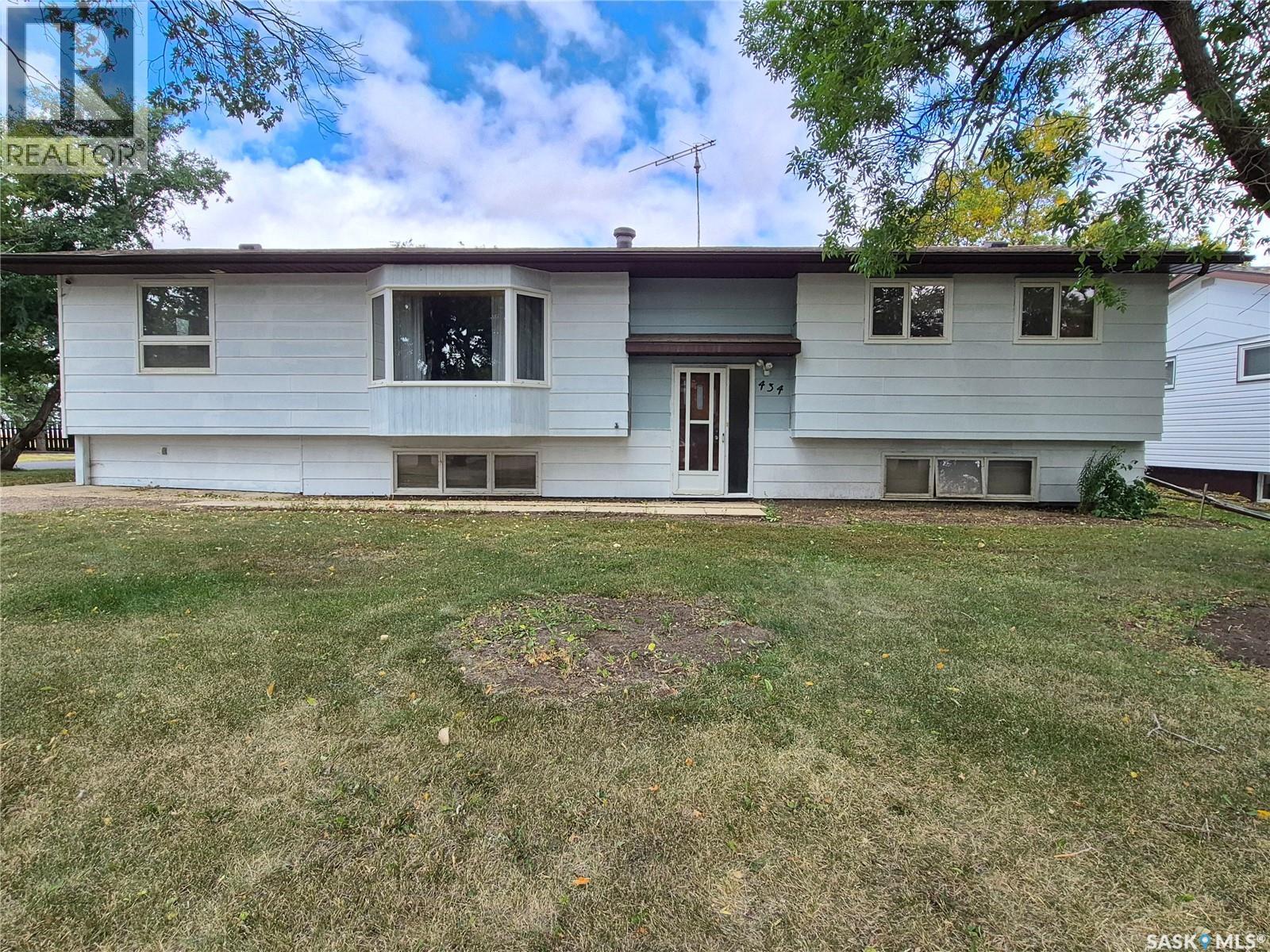 434 Hunt St, Radville, SK S0C 2G0