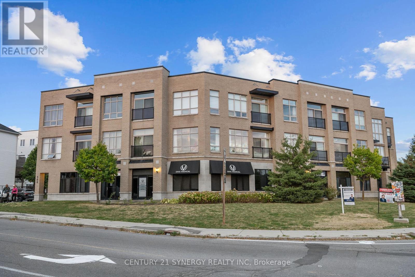203 500 Claridge Dr, Ottawa, ON K2J 3G5