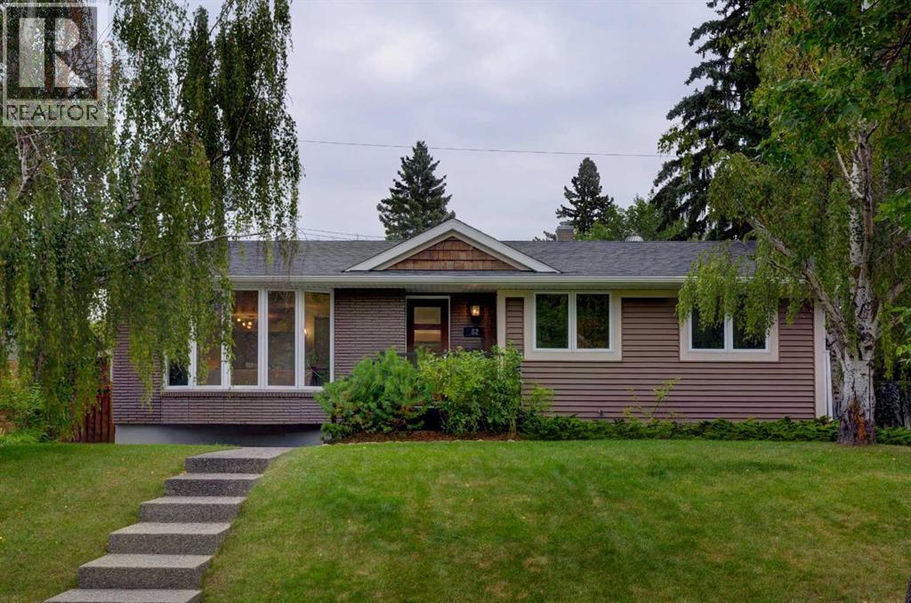 82 Gladys Ridge Rd SW, Calgary, AB T3E 4J1