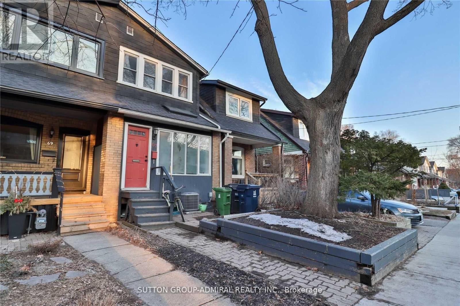 67 Gainsborough Rd, Toronto, ON M4L 3C1