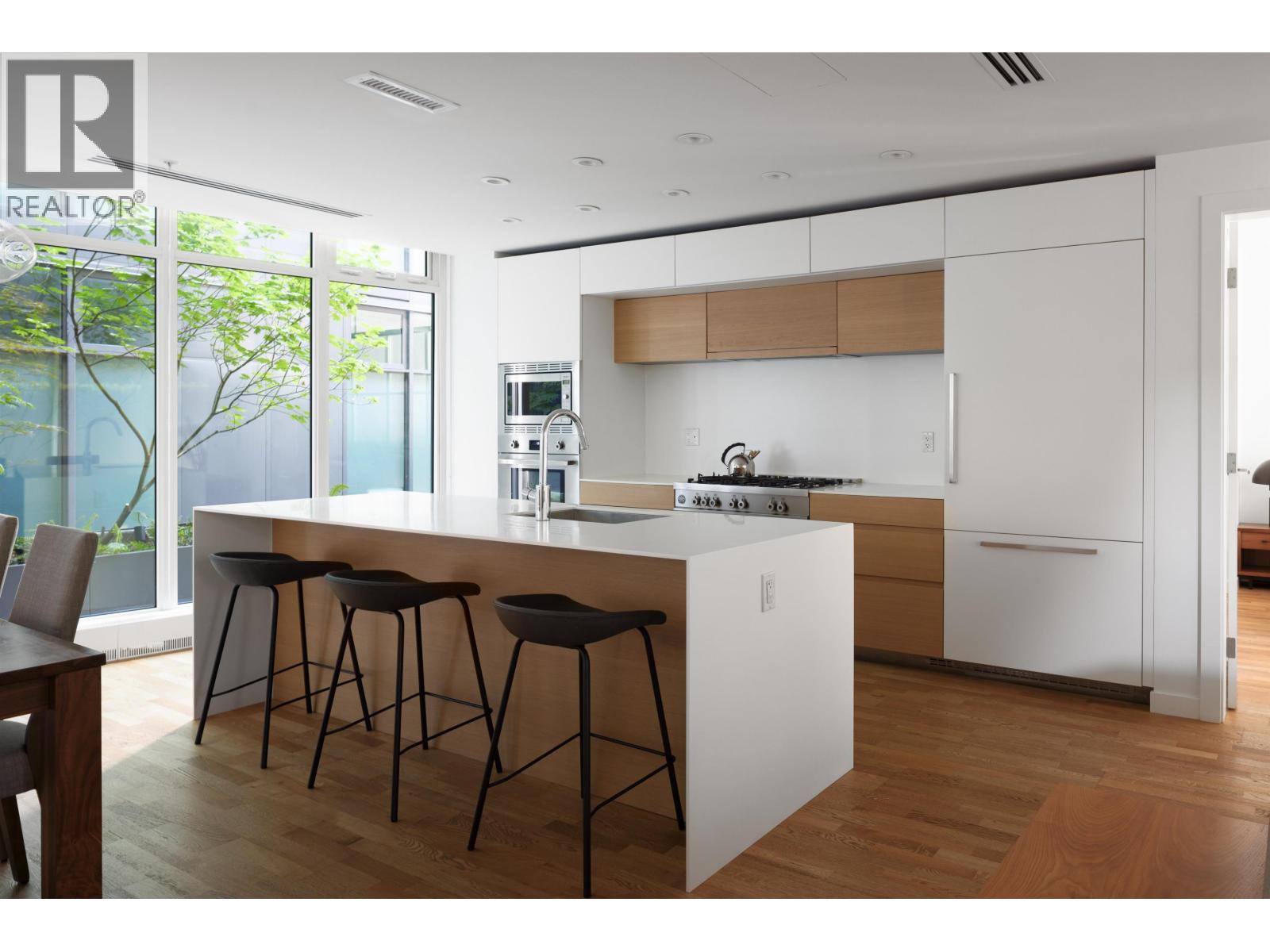 1553 W 8th Ave, Vancouver, BC V6J 1T5