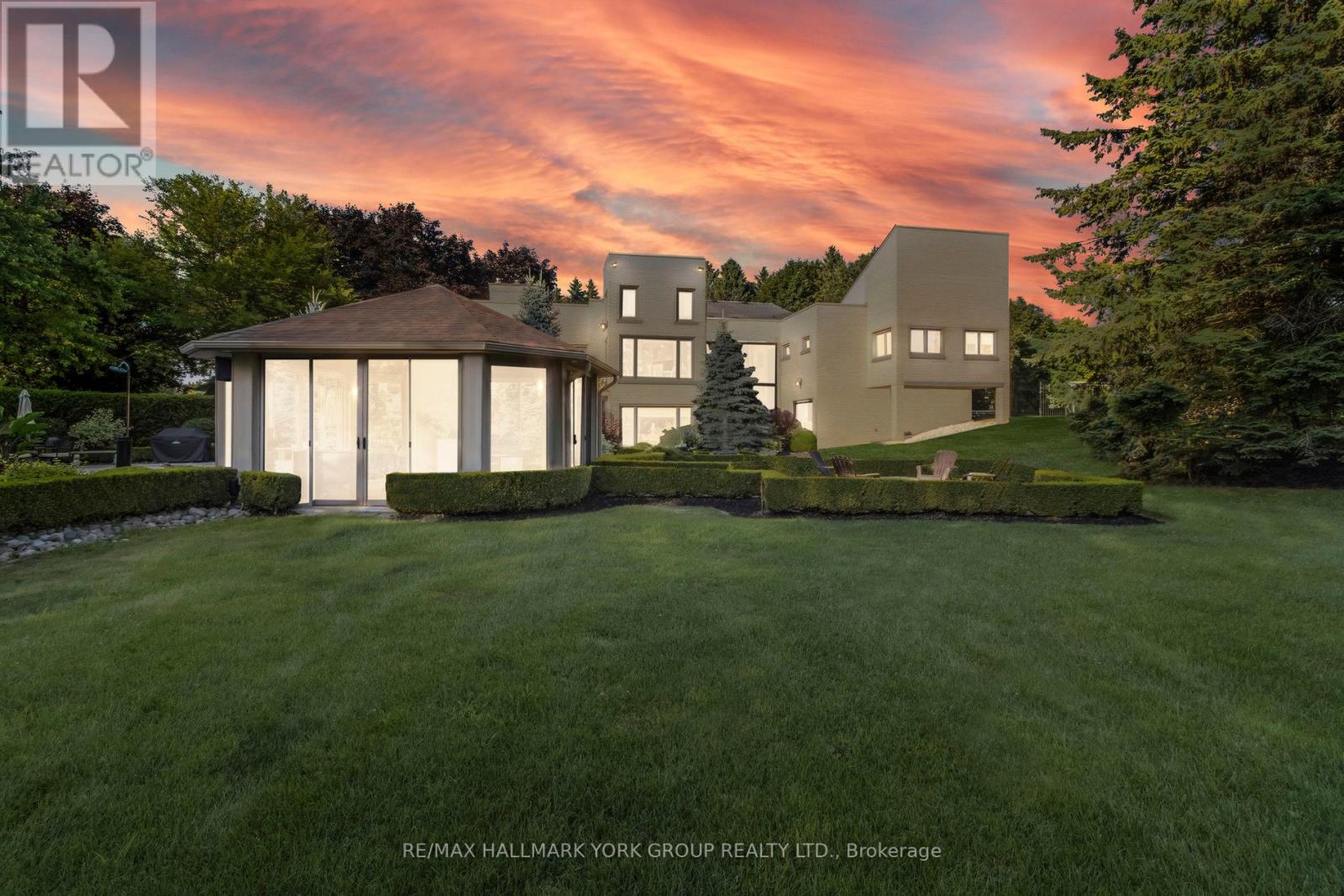27 Scott Cres, King, ON L7B 1E4