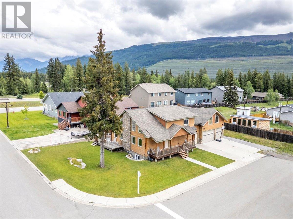 2074 Golden Eagle Dr, Sparwood, BC V0B 2G2
