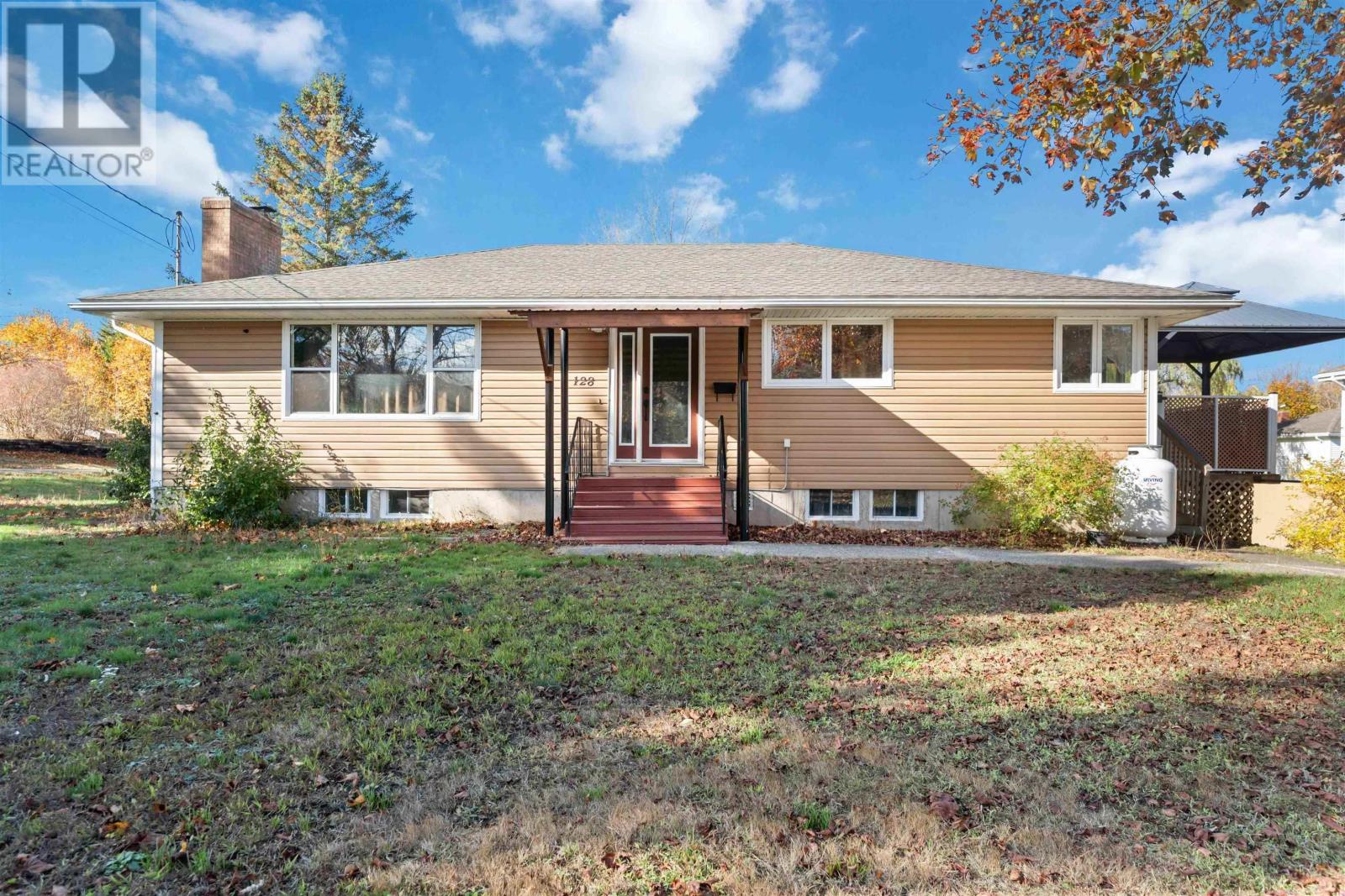 128 Oakdene Ave, Kentville, NS B4N 2C1