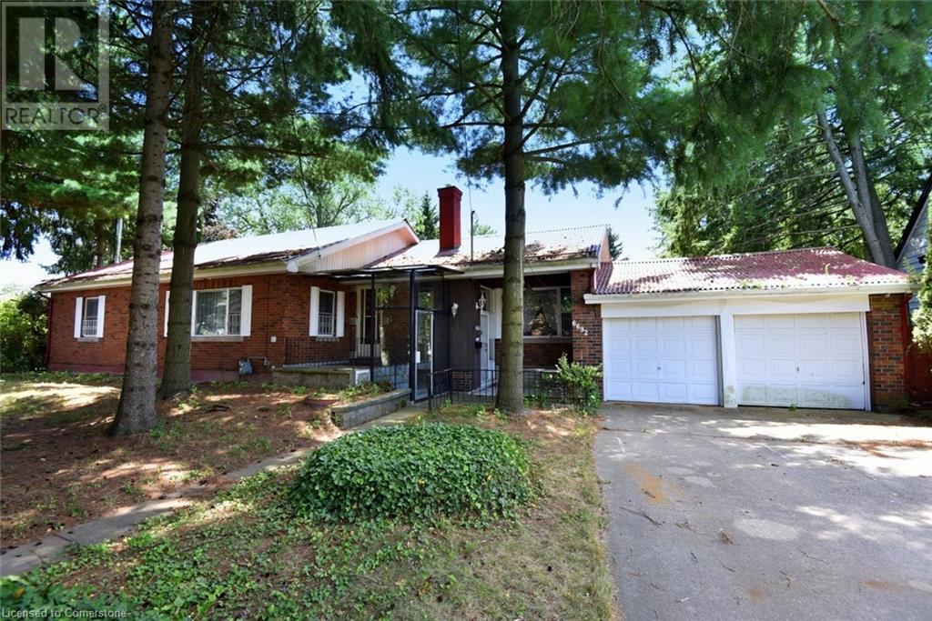 6692 Barker St, Niagara Falls, ON L2G 1Z2