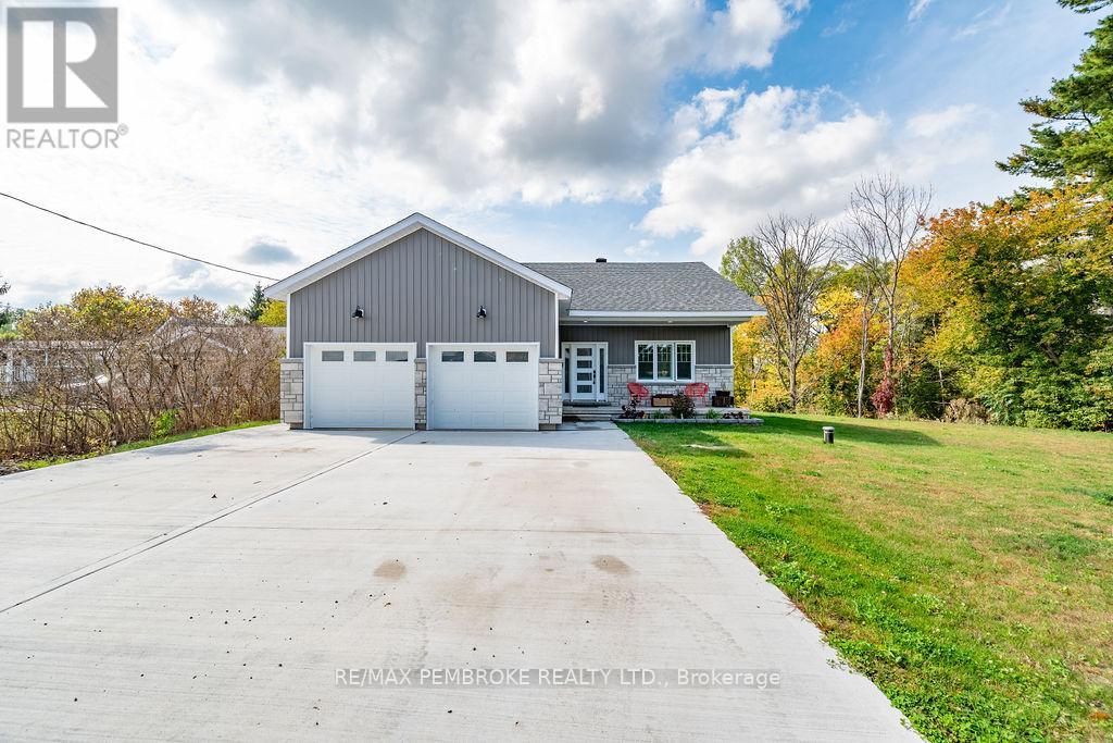 590 Schwan Rd, Laurentian Valley, ON K8A 6W8