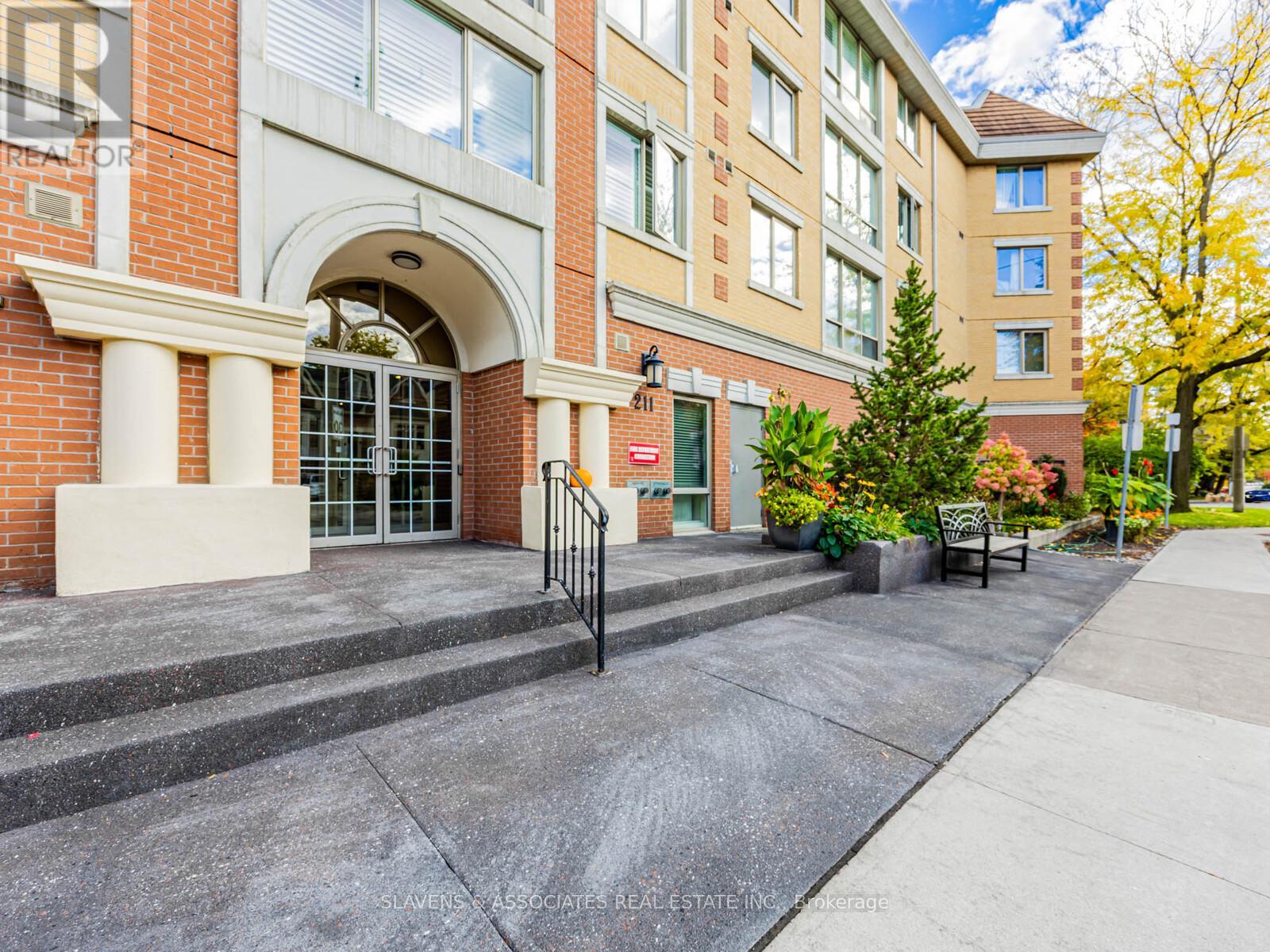 216 211 Randolph Rd, Toronto, ON M4G 4H1