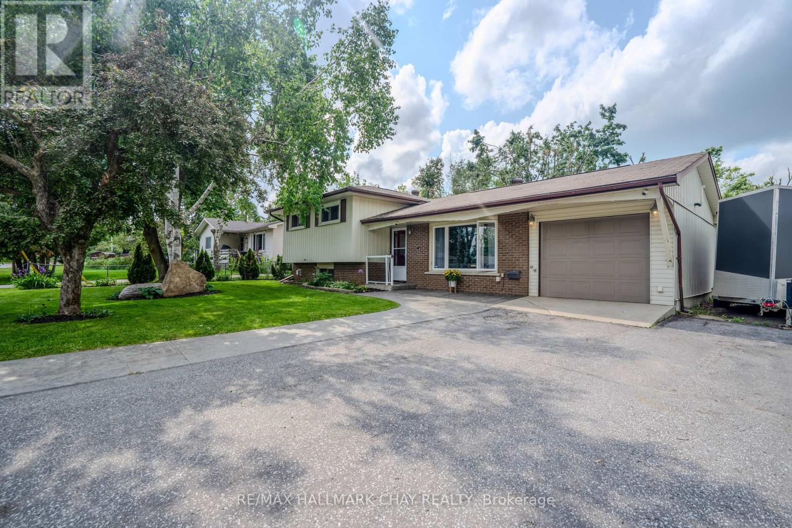 2 Wallis St, Oro-Medonte, ON L0K 2G0