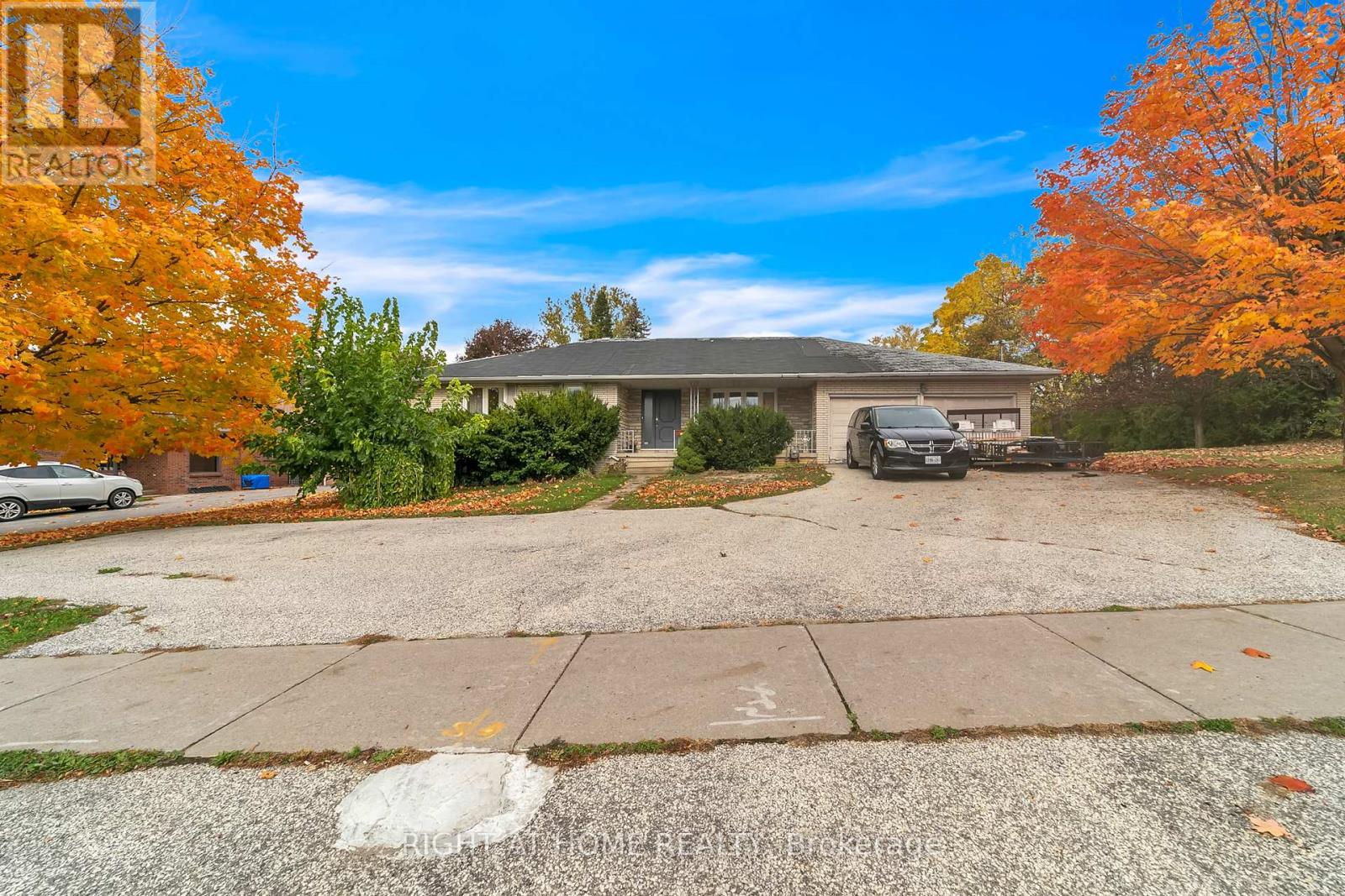1025 Davis Dr, Newmarket, ON L3Y 2R8