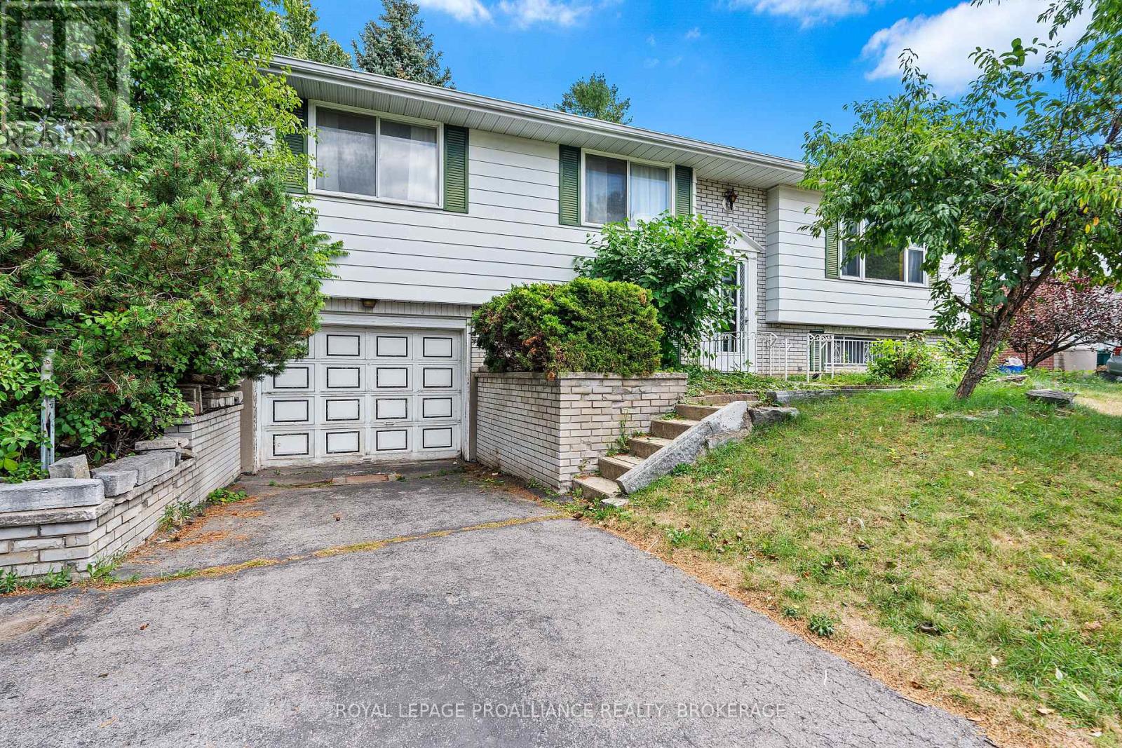 327 Avenue Rd, Kingston, ON K7M 1C8