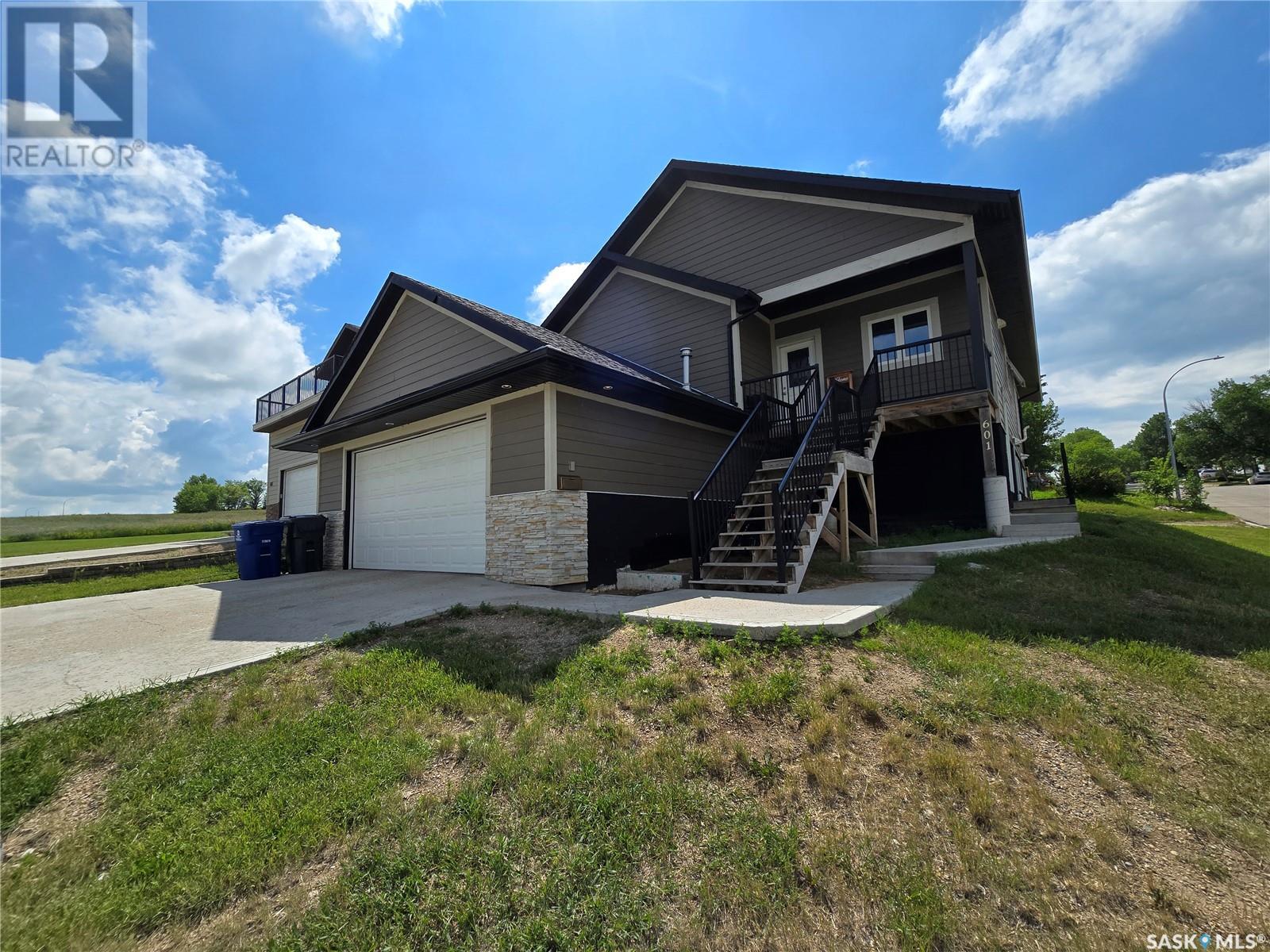 601 Confederation Dr, Weyburn, SK S4H 3R1