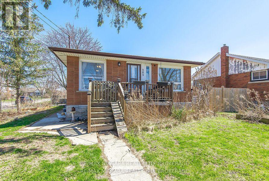 203 Kilgour Ave, Welland, ON L3C 2R1