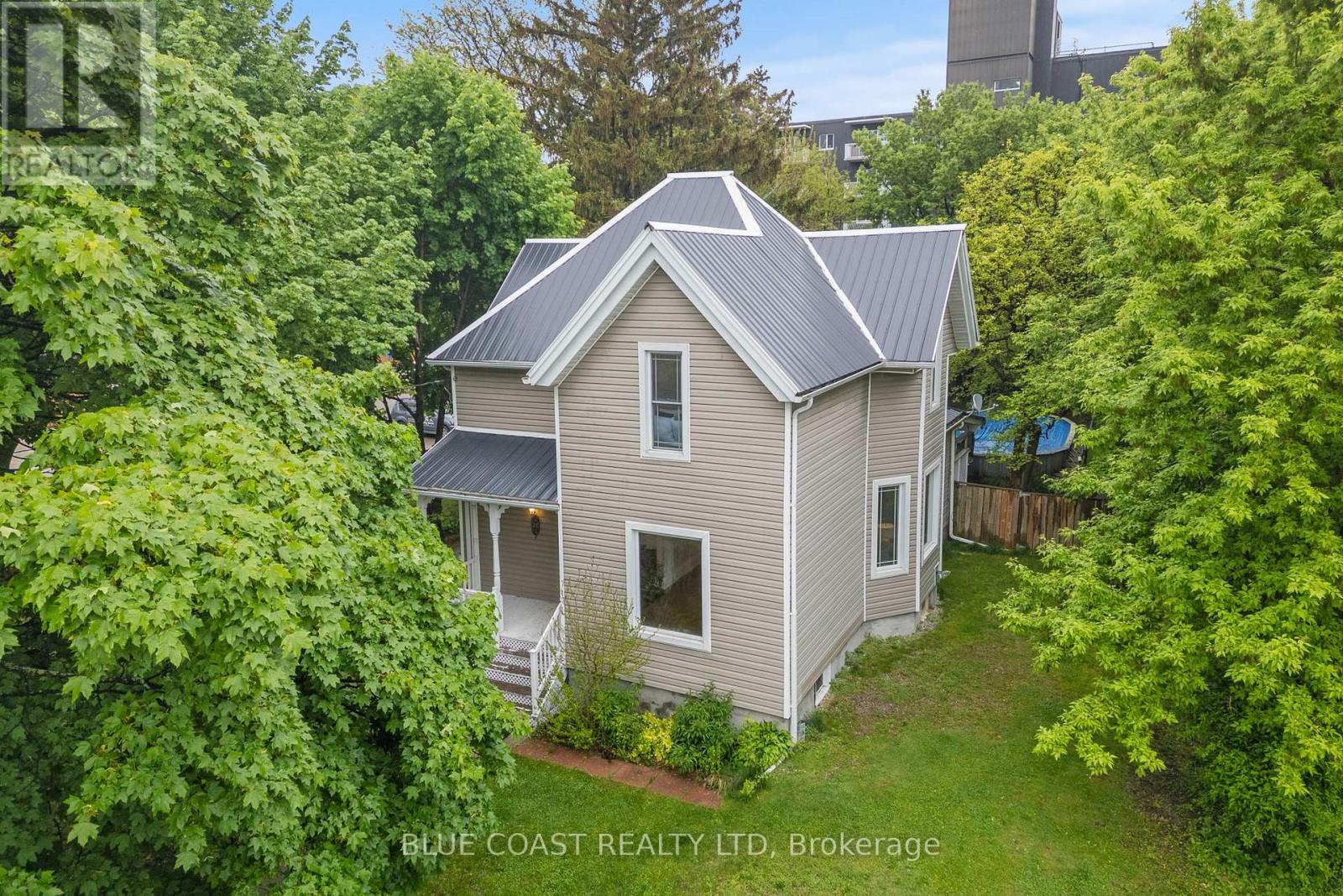 156 Queen St, Sarnia, ON N7T 2R1