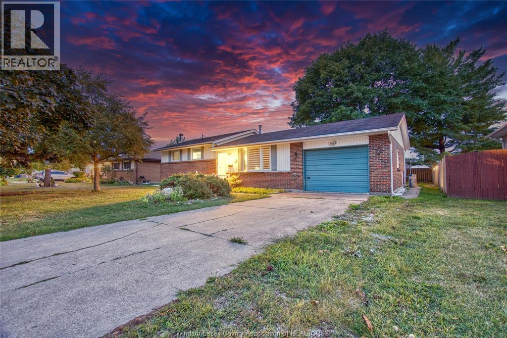 881 Lounsborough, Windsor, ON N9G 1G2