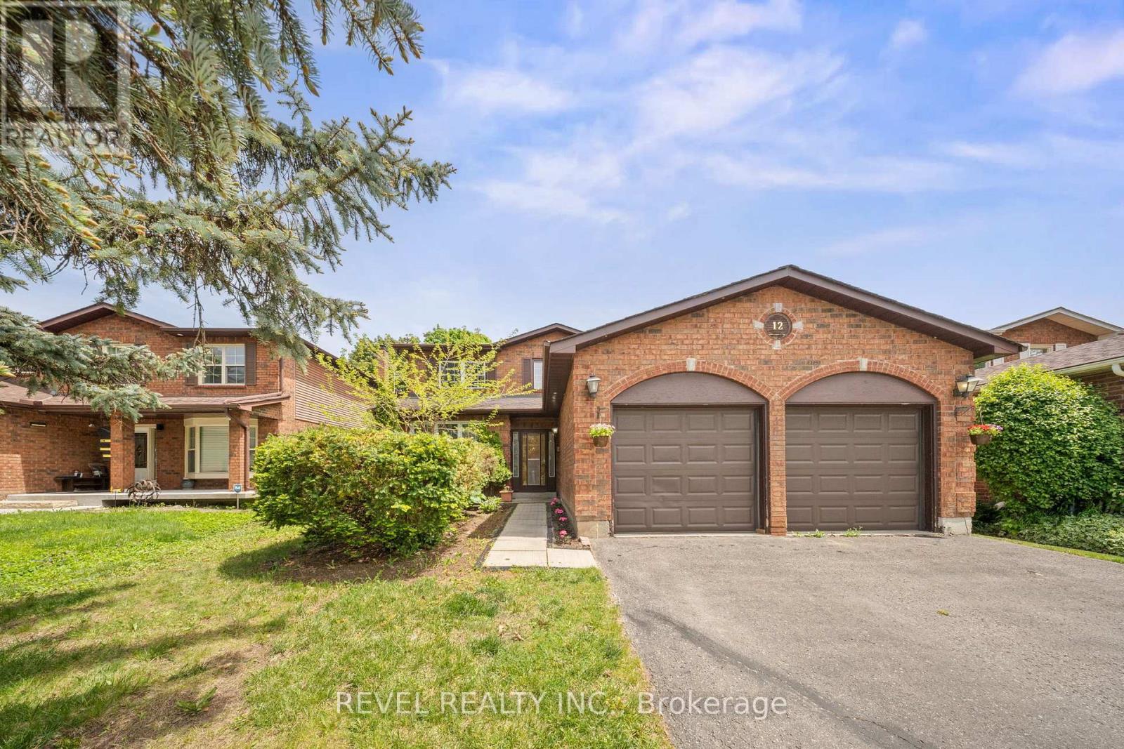 12 Robinson Cres, Whitby, ON L1N 6W5