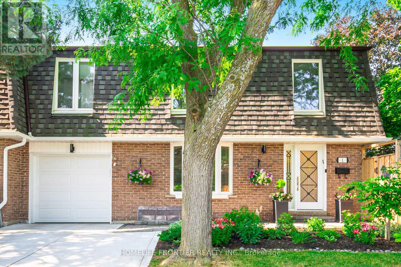 1 Denava Gate, Richmond Hill, ON L4C 5E3