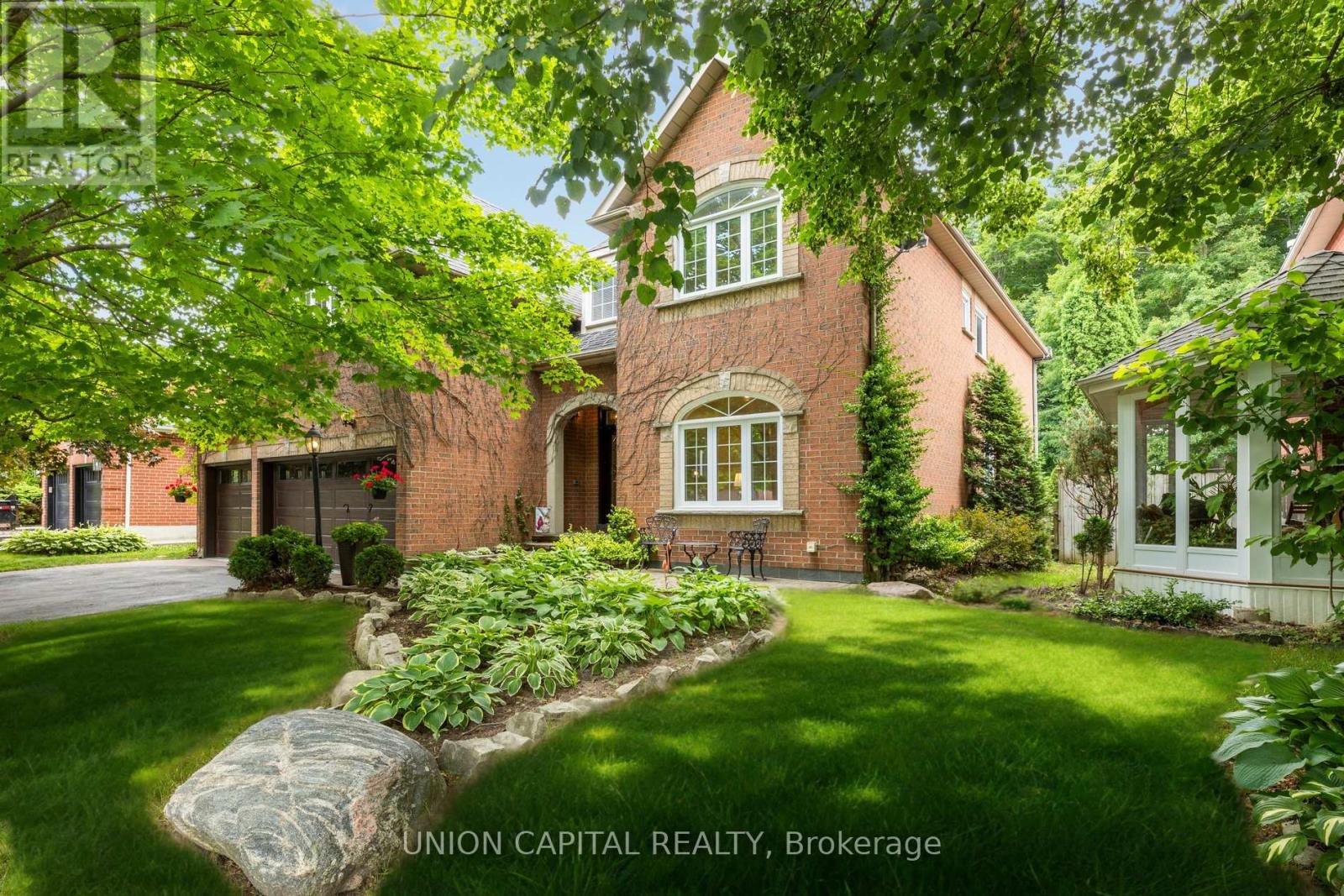 86 Charing Cres, Aurora, ON L4G 6P5