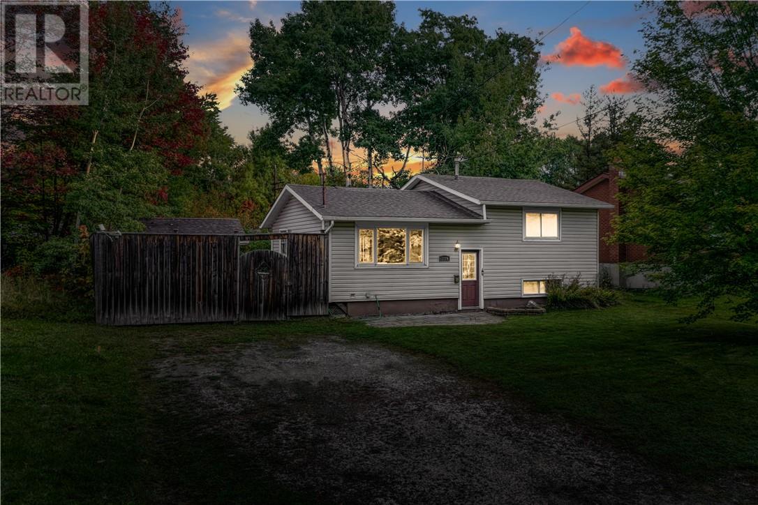 1126 Lakeshore Dr, Greater Sudbury, ON P3B 1E4