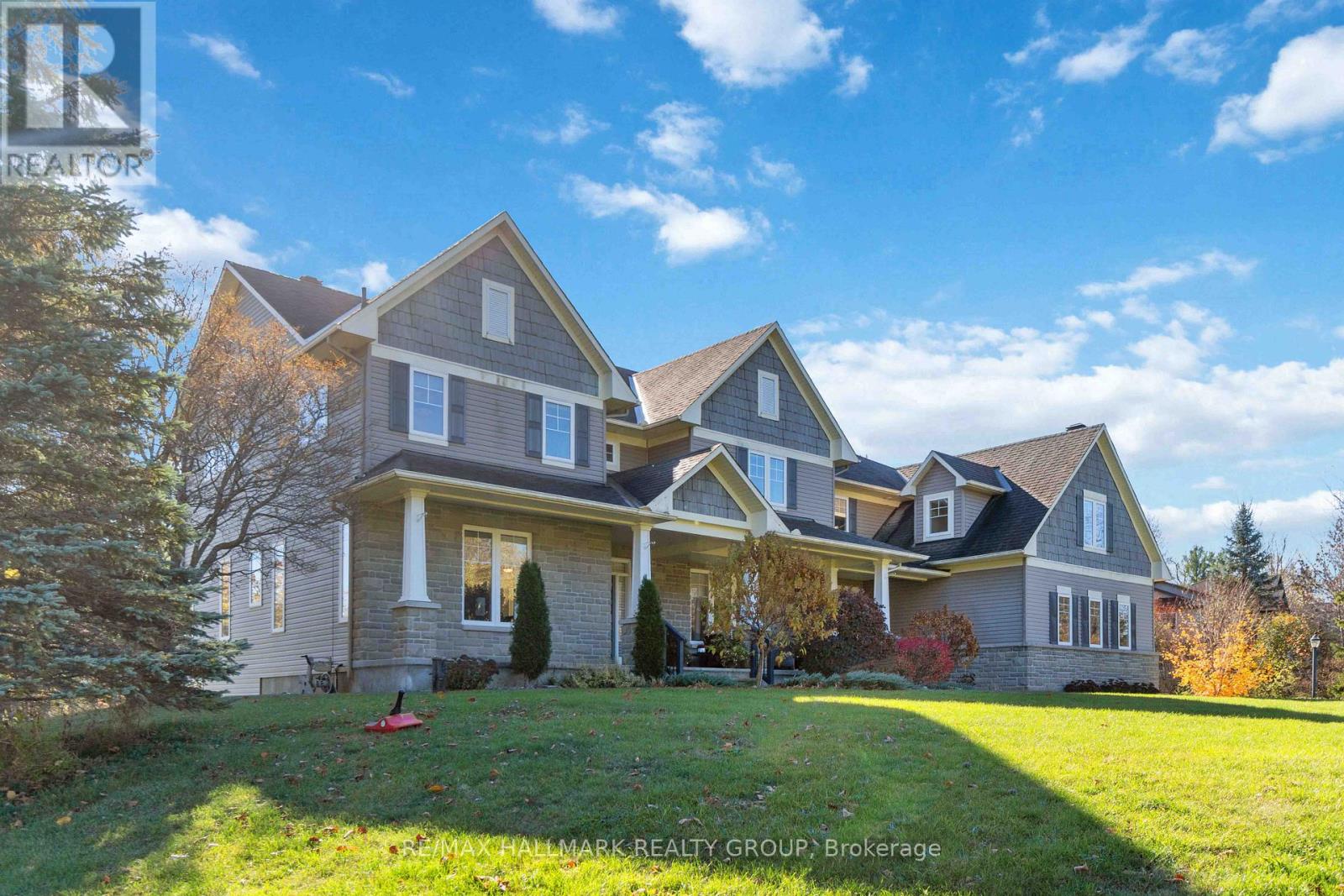 137 Goodman Dr, Ottawa, ON K2W 1C7