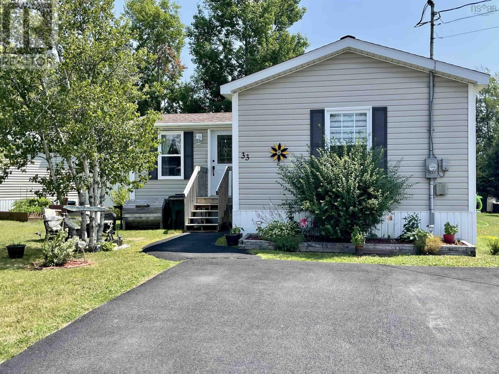 33 Pinehurst St, Amherst, NS B4H 4X5