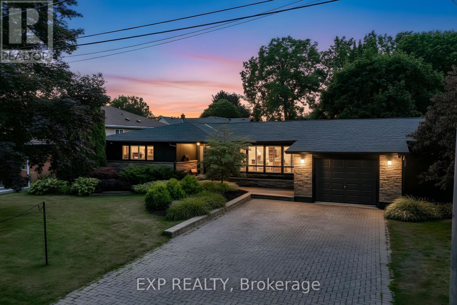 6244 Russell St, Niagara Falls, ON L2J 1P1