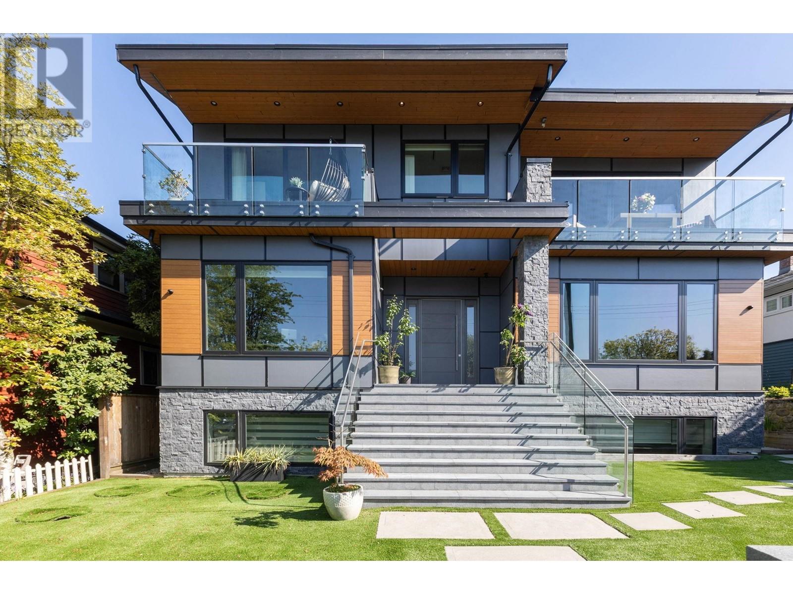 342 W 15th St, North Vancouver, BC V7M 1S5