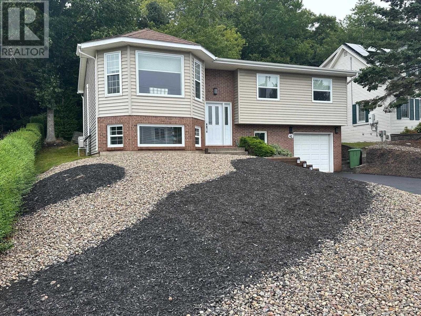 42 P Thomas Dr, Dartmouth, NS B2W 6A1