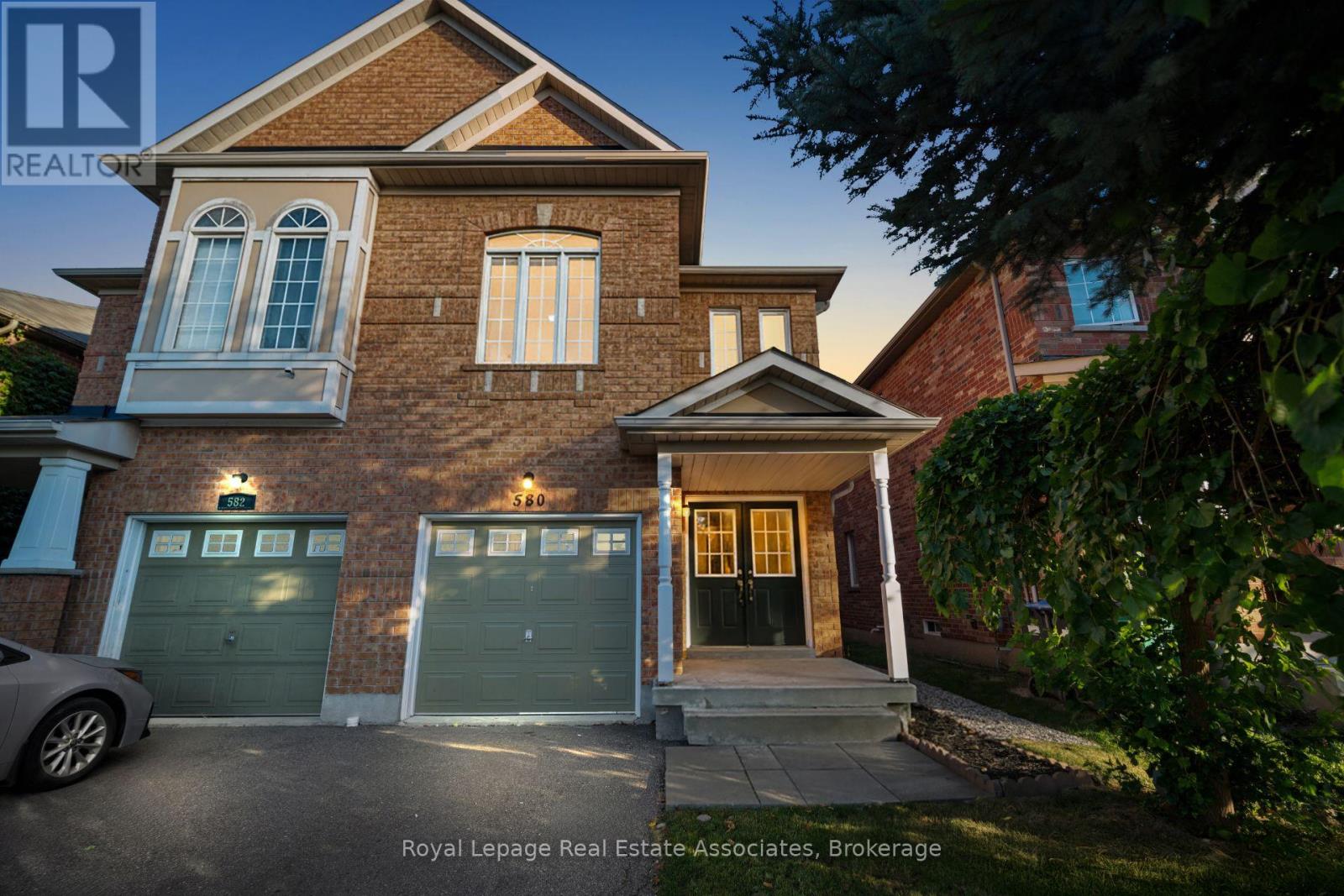 580 Courtney Valley Rd, Mississauga, ON L5V 0C2