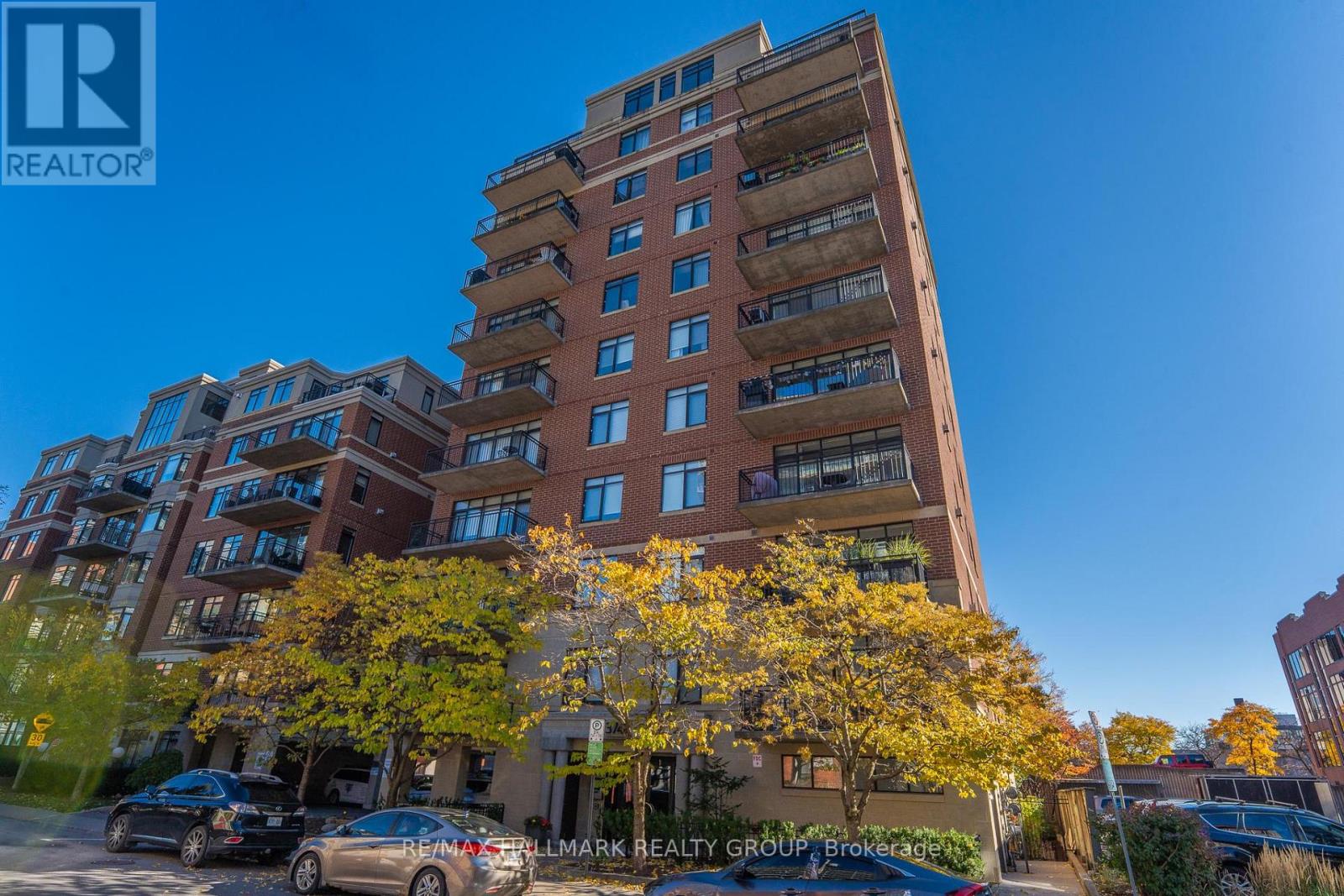 401 374 Cooper St, Ottawa, ON K2P 2P4