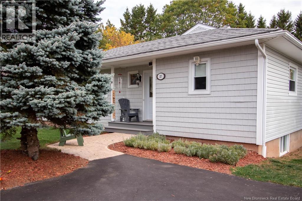 27 Maxwell Dr, Sussex, NB E4E 2E1