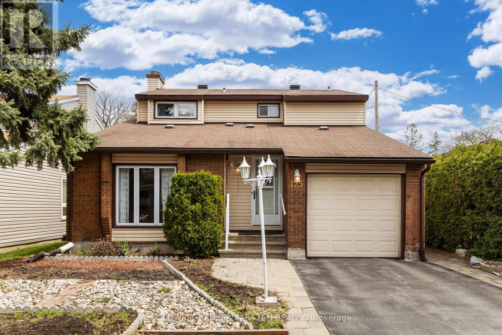 125 Lanark Ave, Ottawa, ON K1Z 8P6