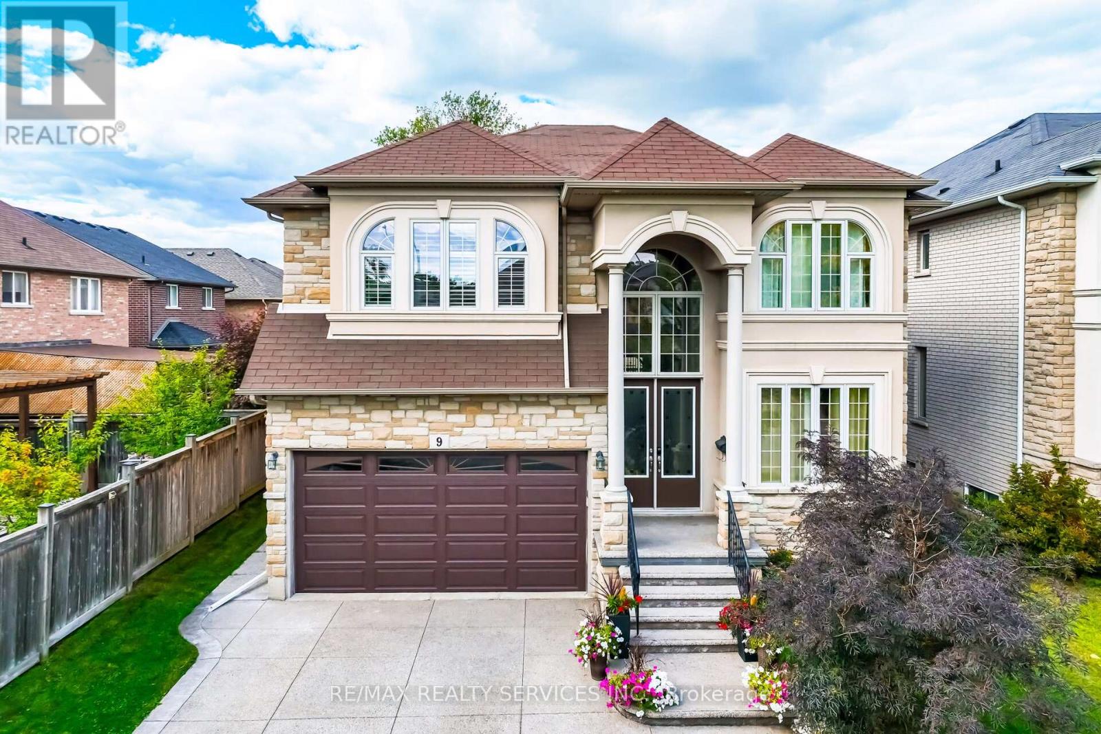 9 Lorupe Ct, Hamilton, ON L9G 0C8