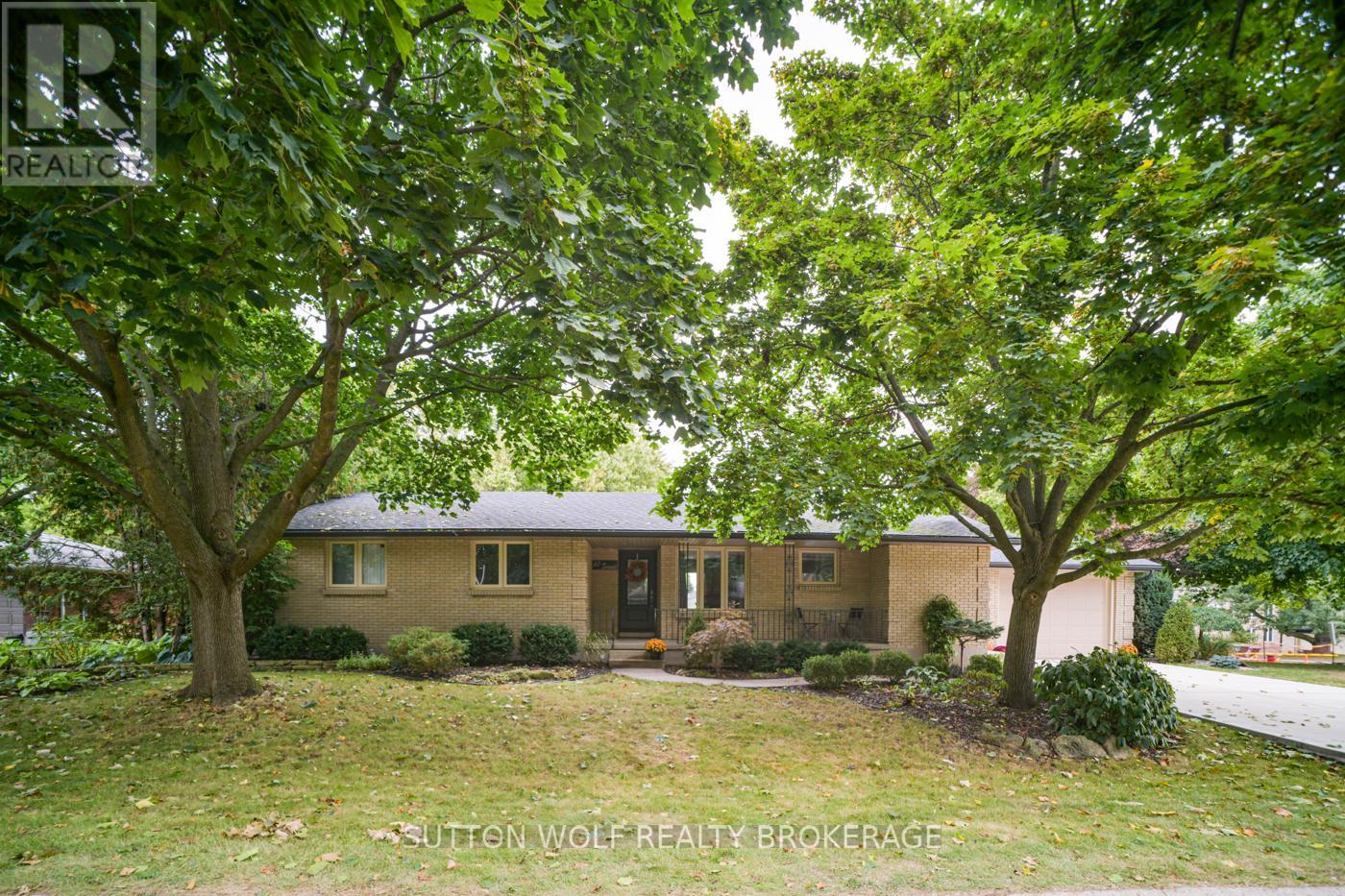 60 Sunset Ave, Warwick, ON N0M 2S0