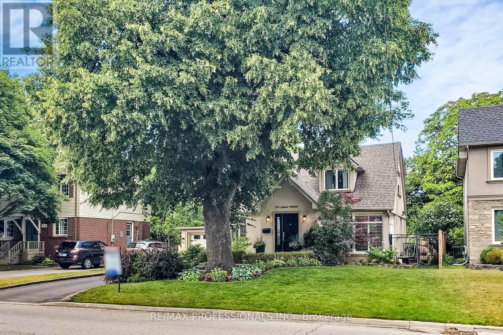 126 Laurel Ave, Toronto, ON M9B 4T6