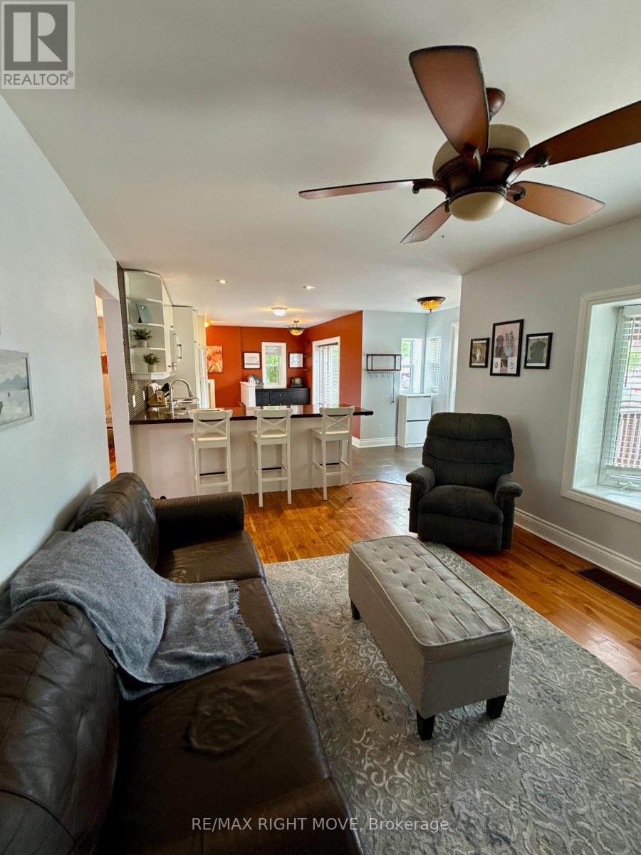12 Dunlop St, Orillia, ON L3V 5N9