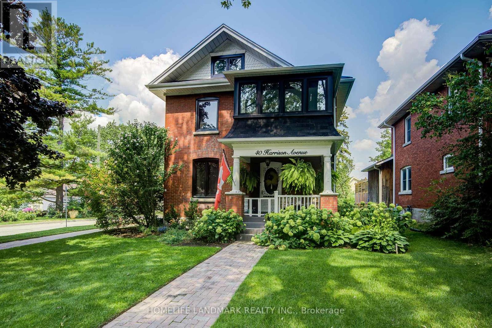 40 Harrison Ave, Aurora, ON L4G 1E1