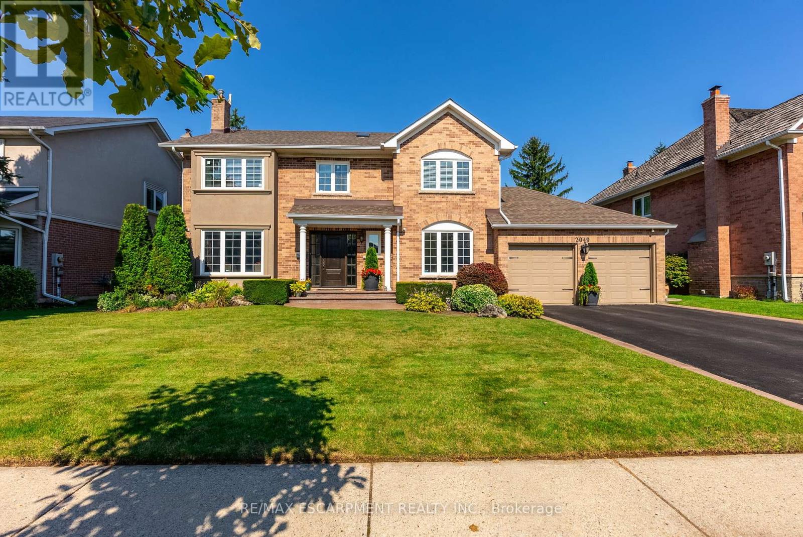 2049 Country Club Dr, Burlington, ON L7M 3Z2