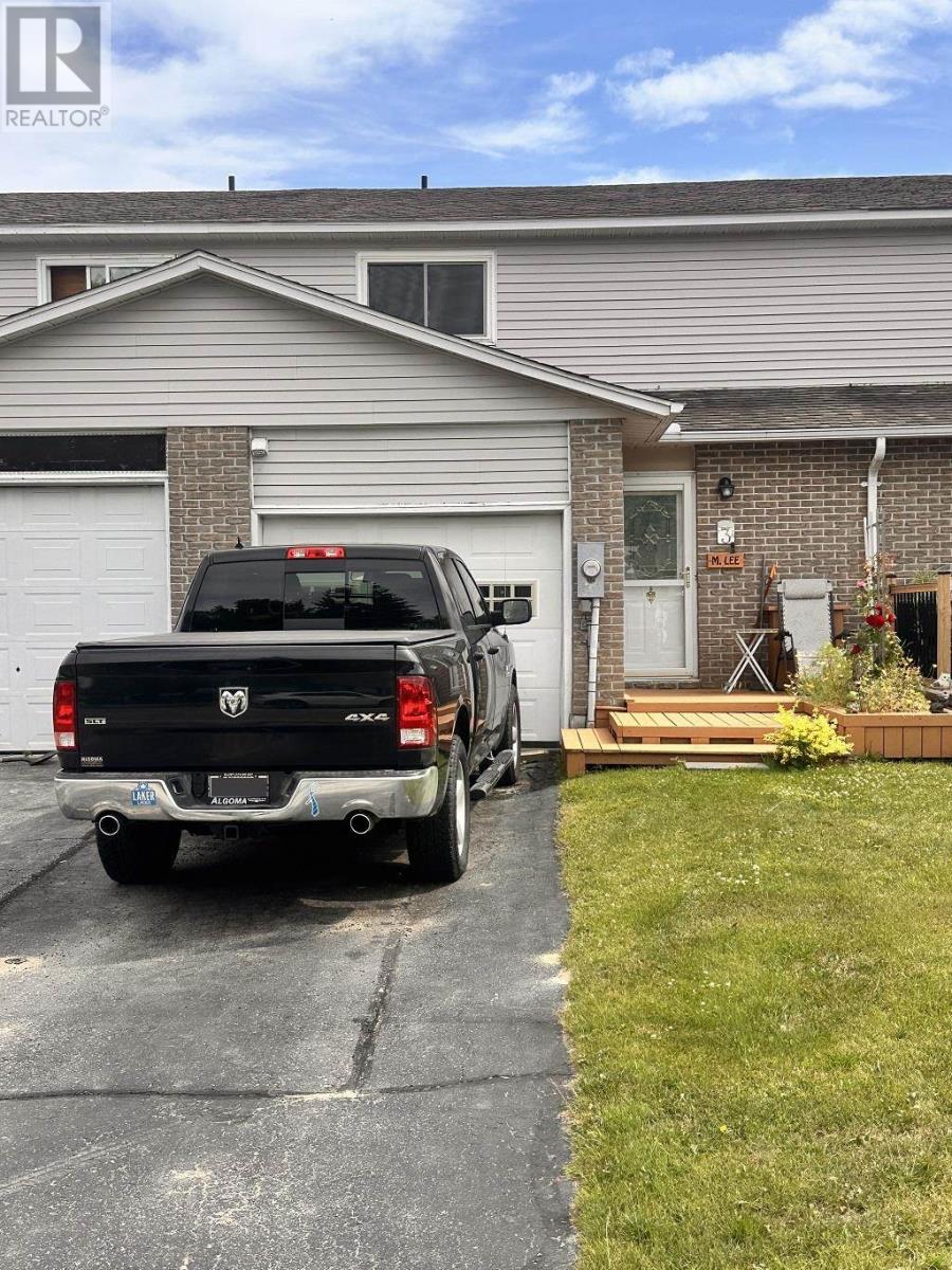 3 Farrell Cres, Elliot Lake, ON P5A 3N5