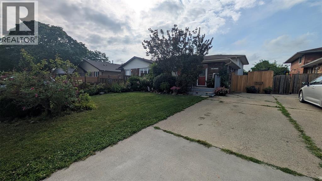 44 York Cres, Sarnia, ON N7S 4L4
