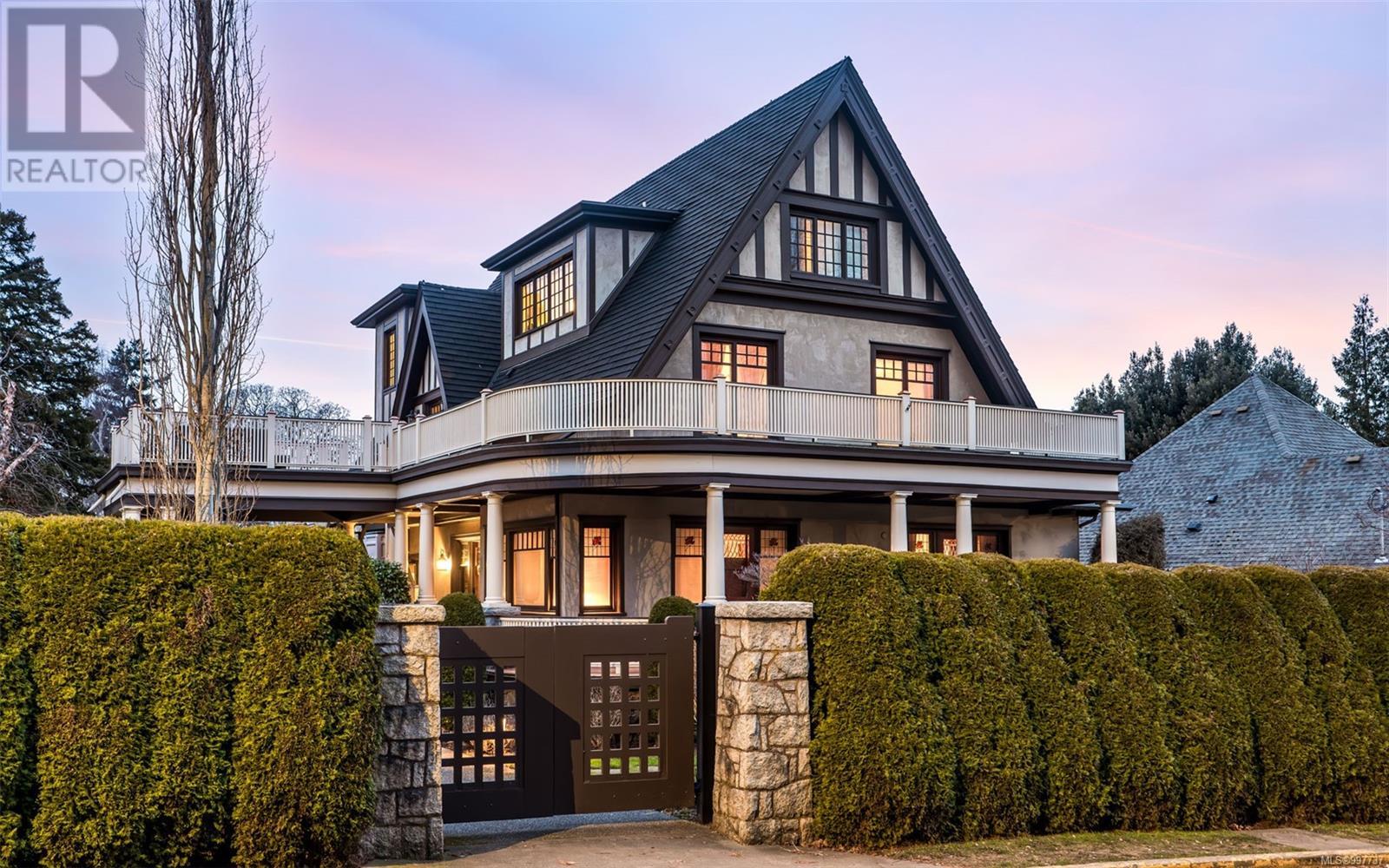 1030 St Charles St, Victoria, BC V8S 3P6