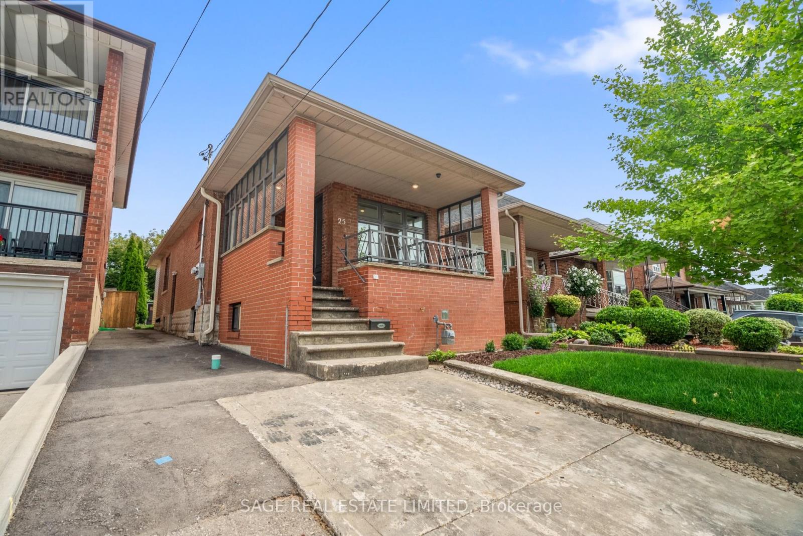 25 Chamberlain Ave, Toronto, ON M6E 4J7
