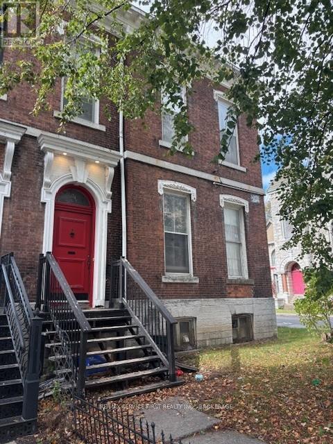 94 Sydenham St, Kingston, ON K7L 3H4