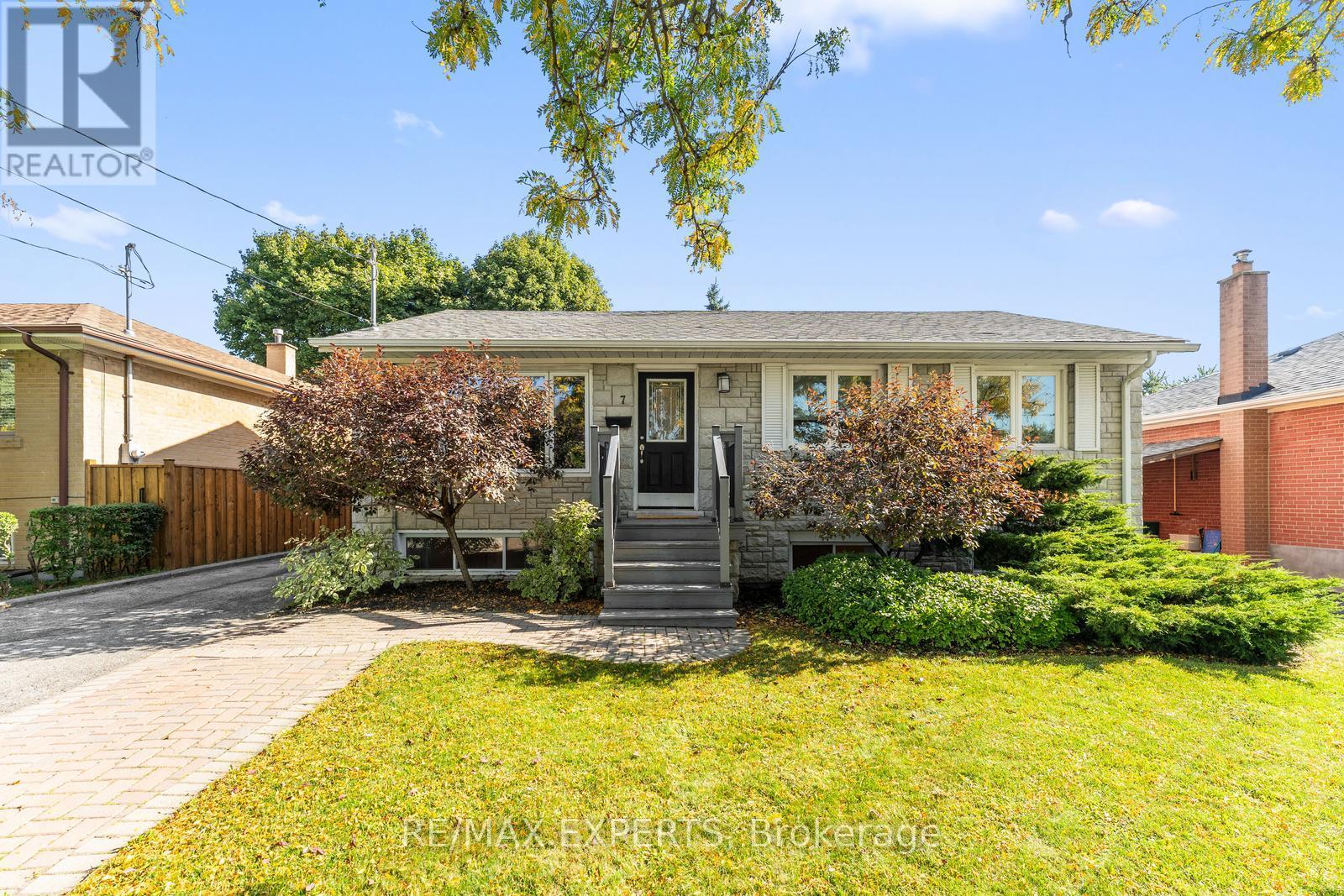 7 Mcmanus Rd, Toronto, ON M9P 2L6