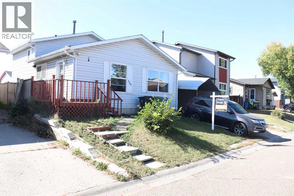 123 Castleglen Rd NE, Calgary, AB T3J 1P2