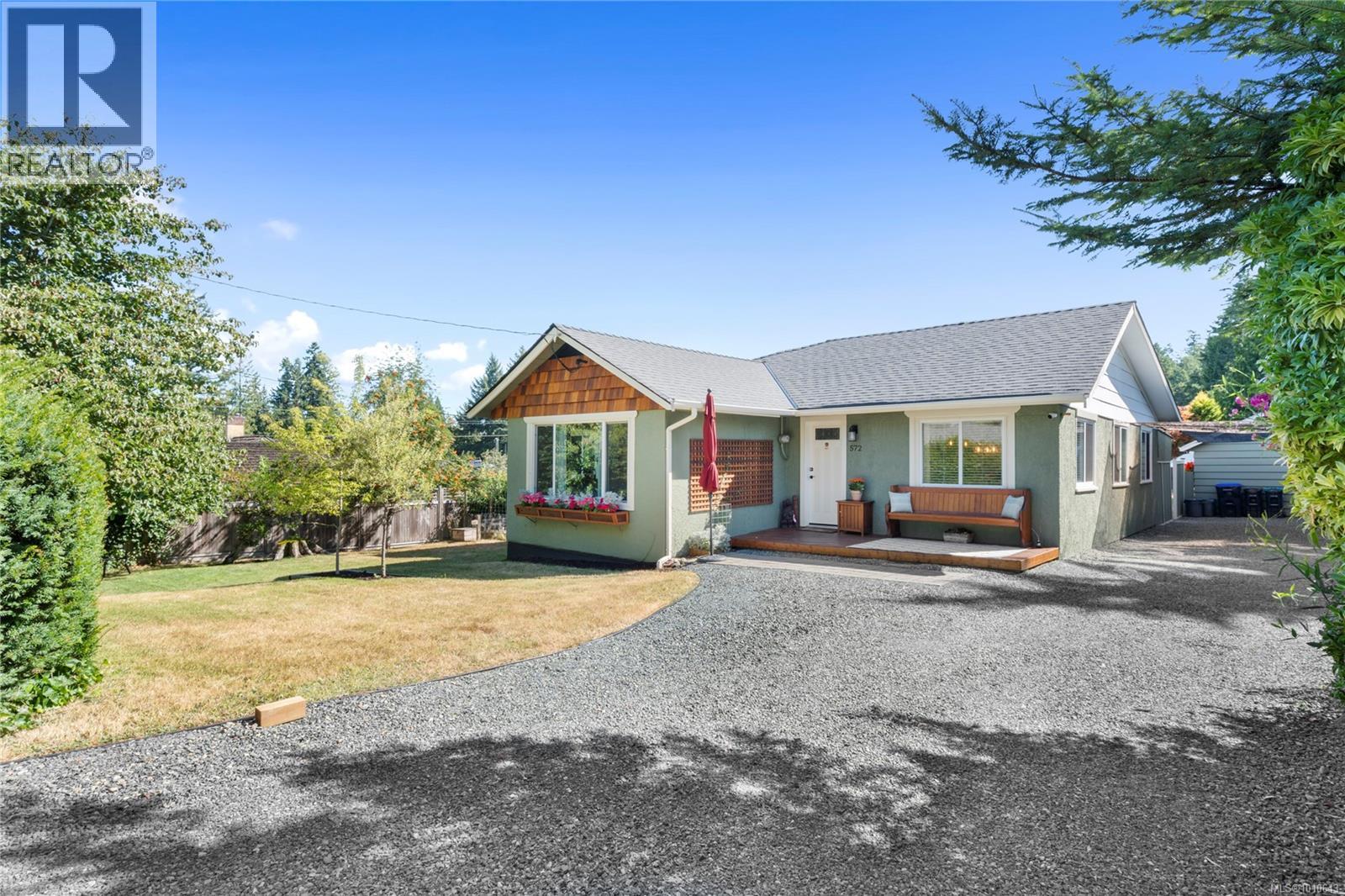 572 Berwick Rd, Qualicum Beach, BC V9K 1L1