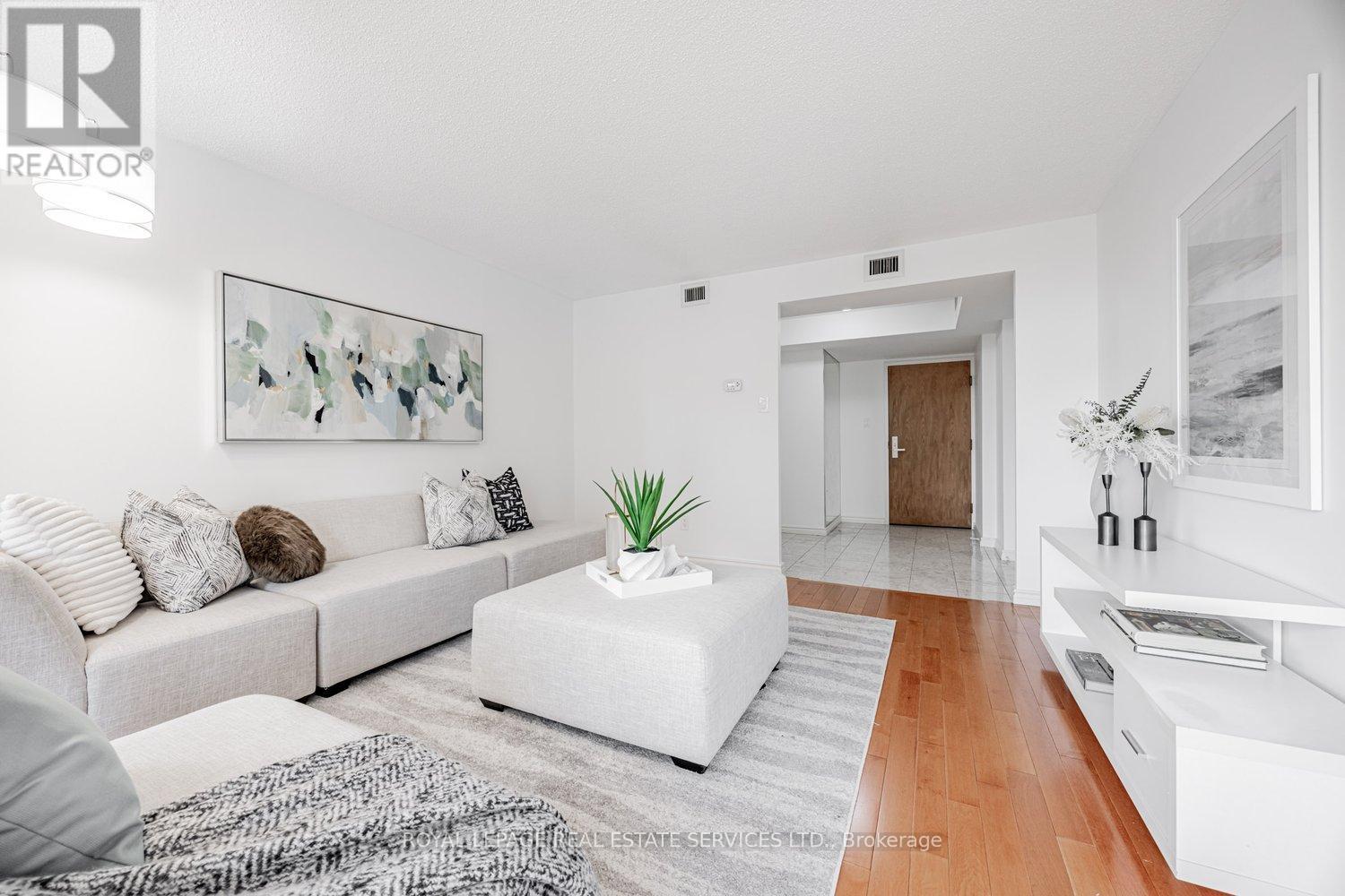 501 900 Yonge St, Toronto, ON M4W 3P5