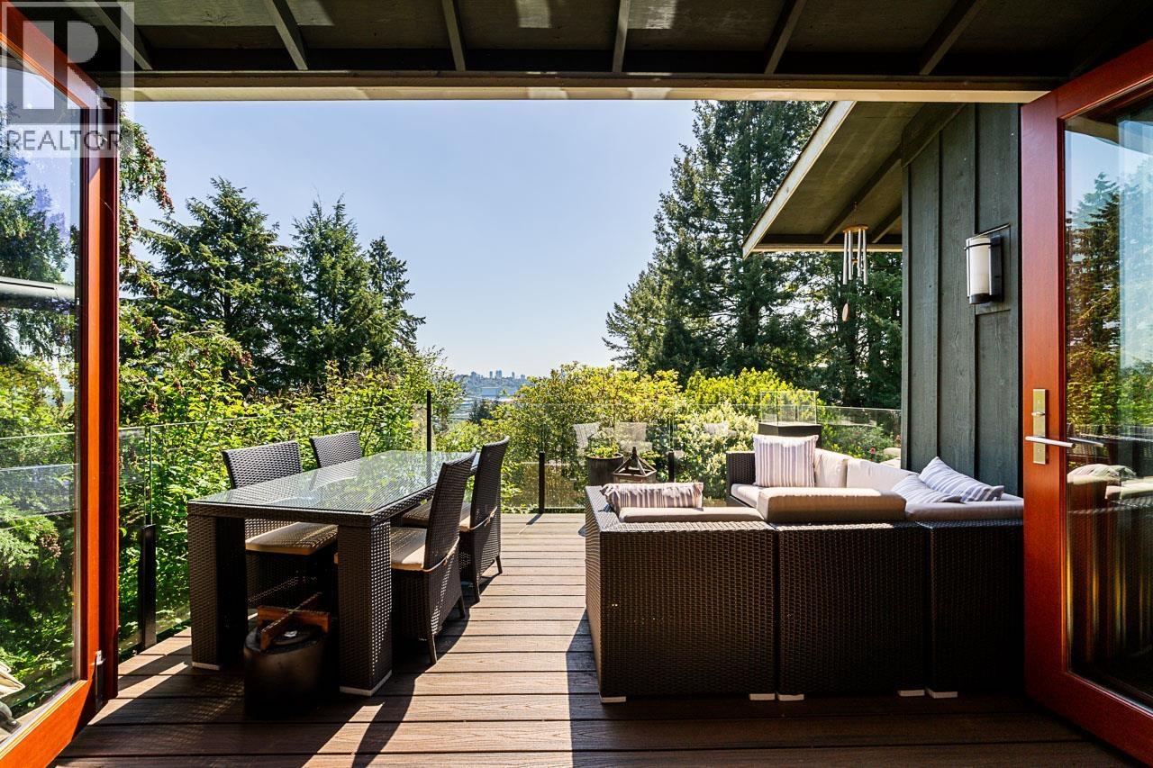 920 Adderley St, North Vancouver, BC V7L 1T1